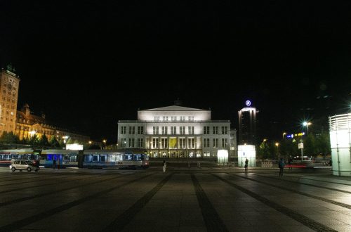 the frontage of the leipzig opera house